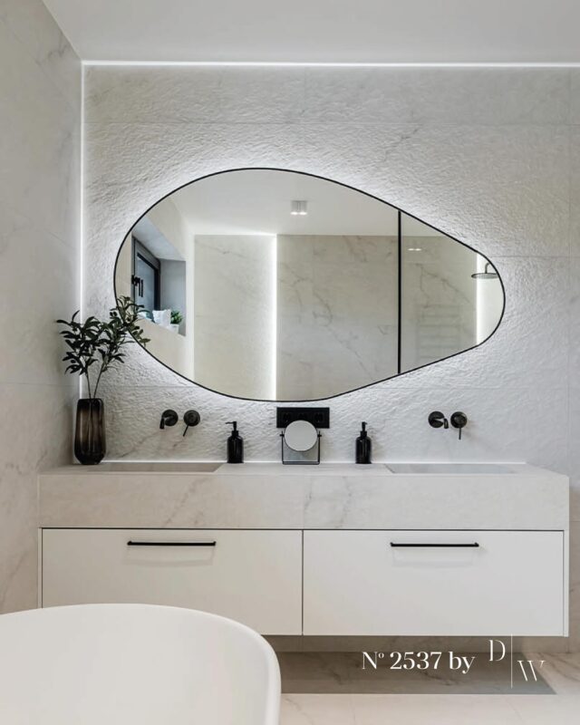 Kwintesencja elegancji i harmonii - oto kolejna łazienka @jdabrowsky i @sylwiaprzybysz zrealizowana we współpracy z @deerdesign.pl ✨
Jasna paleta barw, subtelne detale i ponadczasowy design zabudów meblowych Deer Wood, nadają temu wnętrzu wyjątkową aurę spokoju i klasy - to miejsce, które zachwyca minimalizmem formy i funkcjonalnością!#pracowniastolarska #meblenawymiar #meblelazienkowe #minimalistycznewnętrze #custommadefurniture #bathroomfurniture #elegantinterior