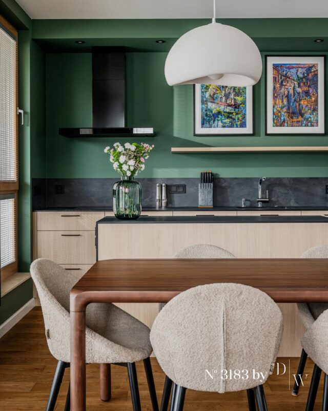 Przestrzeń, gdzie design spotyka osobiste historie✨
Elegancka kuchnia harmonijnie współgra z salonem, tworząc spójną przestrzeń pełną ciepła i stylu. Naturalne drewno, kamień i subtelność beżu zabudów meblowych Deer Wood, podkreślają indywidualny charakter wnętrza, pozwalając mieszkańcom na swobodne eksponowanie swoich pasji. Zabudowa RTV płynnie przechodzi w stylową witrynę, w której właściciel dumnie prezentuje kolekcję LEGO.#pracowniastolarska #meblenawymiar #meblekuchenne #meblertv #drewnianakuchnia