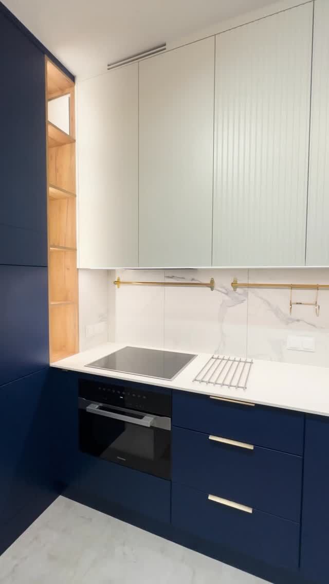 Kobaltowa elegancja ze szczyptą glamour we wnętrzu dla całej rodziny✨
#pracowniastolarska #granatowakuchnia #meblenawymiar #wysuwanyblat #custommadefurniture #bluekitchen