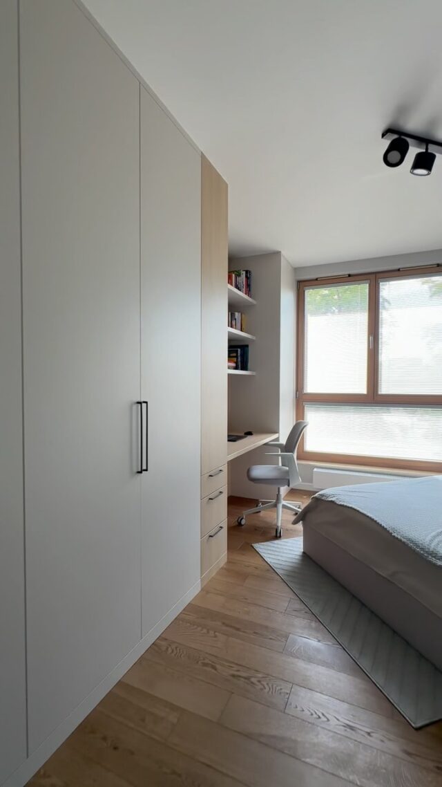 Sypialnia, w której nowoczesny design spotyka się z ciepłem drewnianych akcentów✨
#pracowniastolarska #meblenawymiar #interiordesign #custommadefurniture #szafynawymiar #mebledosypialni #bedeoomfurniture