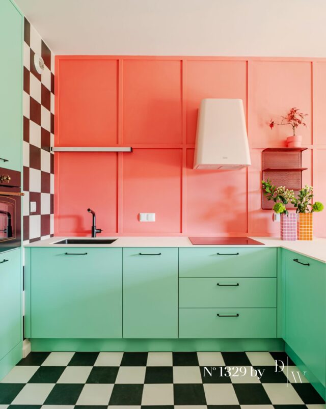Wnętrze w stylu Palm Springs🏝️
Matowe fronty w odcieniu mięty kontrastują z czarno-białą szachownicą podłogi, a stylizowane AGD przenoszą myślami do amerykańskich dinerów z lat 50. Każdy element został zaprojektowany z myślą o wygodzie i zachowaniu filmowego klimatu wnętrza 🎬#pracowniastolarska #meblenawymiar #retrovibe #zabudowymeblowe #vintage #wnetrzavintage #customadefurniture #vintageinteriors #kolorowewnętrza