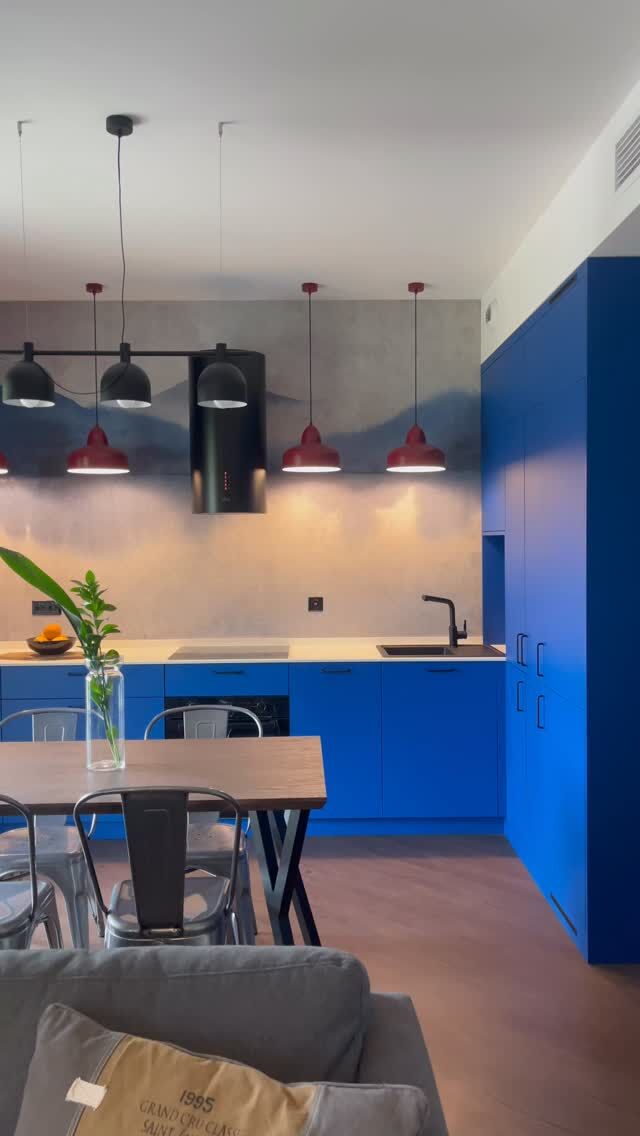 Mocny kolor i loftowy charakter w nowoczesnym wydaniu💙
W tej kuchni kobaltowe fronty wychodzą na pierwszy plan, a czarne detale budują spójny, industrialny klimat wnętrza.#pracowniastolarska #meblenawymiar #custommadefurniture #zabudowakuchenna #kuchnianawymiar #loftowewnętrza #custommadekitchen #loftkitchen
