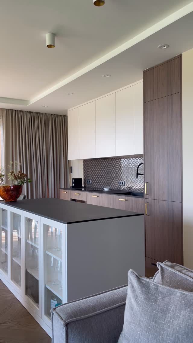 Apartament, w którym zieleń zabudowy w salonie harmonijnie łączy się z orzechowym wykończeniem kuchni✨
To połączenie kolorów i faktur tworzy eleganckie i przytulne tło dla spotkań z panoramicznym widokiem na jezioro.#pracowniastolarska #meblenawymiar #custommadefurniture #zabudowakuchenna #kuchnianawymiar #kitchendesign #interiorinspiration #apartamentnadjeziorem #meblertv #inspiracjewnętrz #kuchniazwyspą
