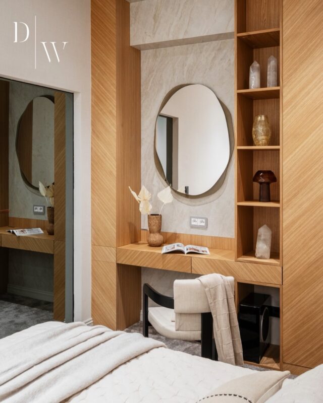 Sypialnia z szafą, która posiada legendarny systemem drzwi przesuwnych na górnej prowadnicy, zamiast klasycznych zawiasów, oraz zabudowa poprowadzona pod sam sufit, połączona z toaletką, wykonaną z naturalnego forniru dębowego, ułożonego w elegancką jodełkę 🪵Całość dopełnia ściana wyłożona naturalnym kwarcytem. To detal, który dodaje wnętrzu klasy i ponadczasowej elegancji 🩶Jeśli Ty też stawiasz na precyzyjność wykonania i jakościowe materiały, daj nam znać! Wykonamy dla Ciebie niezwykłe zabudowy i dekoracje wnętrz ☺️☎️ +48 883 000 077
📩 hello@deer-wood.p
🔗 https://deer-wood.pl/kontakt/
__________
#deerwood #sypialnia #zabudowameblowa #sypialniainspiracje #meblenawymiar