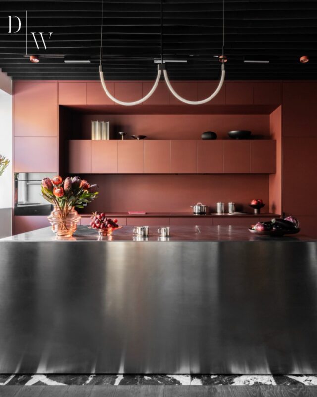 Jest wykwintna! Kuchnia w kolorze bordo z metaliczną masywną wyspą.
Elegancka, a jednocześnie nieoczywista. Zabudowa, którą wykonaliśmy jest prosta w swej formie, bardzo pojemna i funkcjonalna - to głęboka barwa nadaje jej szyku! 🍷A wyspa? Praktyczna i absolutnie spektakularna.
To przy niej toczy się codzienne życie - poranna kawa, szybkie śniadania, wieczorne rozmowy. Metaliczne wykończenie dodaje wnętrzu nowoczesnej nuty.Jak Ci się podoba takie połączenie? 🩶🍇
__________
#deerwood #kuchniainspiracje #zabudowakuchenna #meblenawymiar #projektkuchni