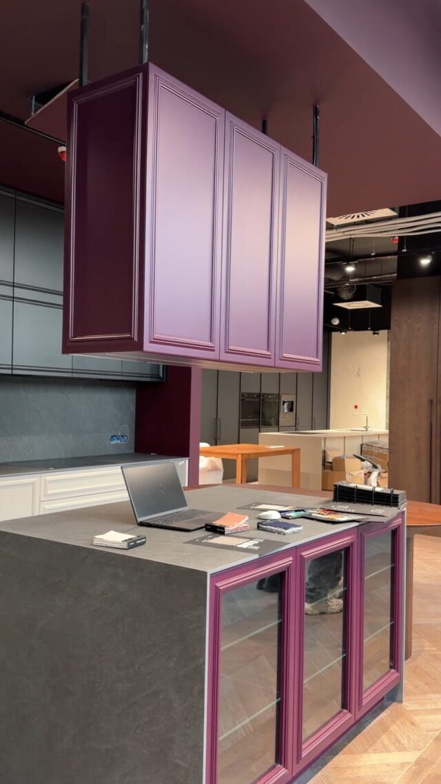 Halo Kraków! 🎺
Otwieramy się dla Ciebie! Lada chwila będziecie mogli nas odwiedzić w nowym showroomie. Znajdziecie tu mnóstwo gotowych realizacji, szeroki wybór materiałów i niezwykłych inspiracji. Ale przede wszystkim, spotkacie się z naszym doradcą i omówicie wymarzone projekty 🛠️👩🏼💻Wpadniecie? 🩶
____________
#deerwood #krakowplaces #krk #meblenawymiar #custommadefurniture