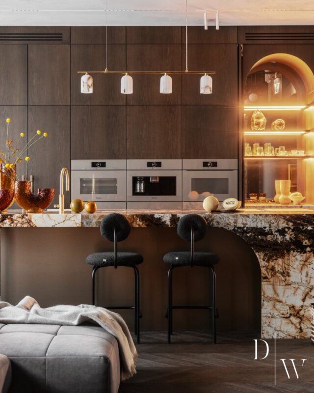 Ciemne drewno buduje głębię i elegancję - wyraziste usłojenie, nasycony kolor, solidna forma. Fronty tworzą fundament charakteru tego wnętrza 🪵Ale centralnym punktem jest masywna kamienna wyspa, rzeźbiarska i zdecydowana. Naturalny rysunek kamienia z ciepłem drewna to mocny, architektoniczny dialog 🫂Ta zabudowa jest odważna, z wyraźną linią, mocnymi proporcjami i świadomym detalem. Kuchnia pełna wyrazu dla tych, którzy cenią zdecydowane wybory i ponadczasową formę.Czy to kuchnia dla Ciebie? 💬
_________
#deerwood #projektkuchni #zabudowakuchenna #meblenawymiar #kuchniainspiracje