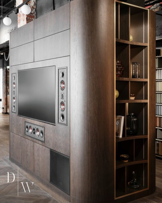 Ta zabudowa meblowa jest centralnym punktem wnętrza. Łączy strefę multimedialną z otwartymi półkami na ekspozycję dekoracji. Ciepły odcień naturalnego forniru dębowego, zaokrąglony narożnik oraz precyzyjnie wkomponowane nagłośnienie tworzą nowoczesną formę 👌🏻Lubimy projekty, w których design idzie w parze z technologią i rzemiosłem 🔊🛠️🪵
Każdy detal powstał w naszej pracowni stolarskiej Deer Wood z myślą o harmonii i wygodzie użytkowania, a całość możesz zobaczyć w naszym showroomie w Warszawie, ul. Skierniewicka 16/20Posiadasz wymagający projekt zabudowy? Wykonamy go!
☎️ +48 883 000 077
📩 hello@deer-wood.p
🔗 www.deer-wood.pl/kontakt/
_________
#deerwood #szafa #meblenawymiar #wykonczeniewnetrz #zabudowameblowa