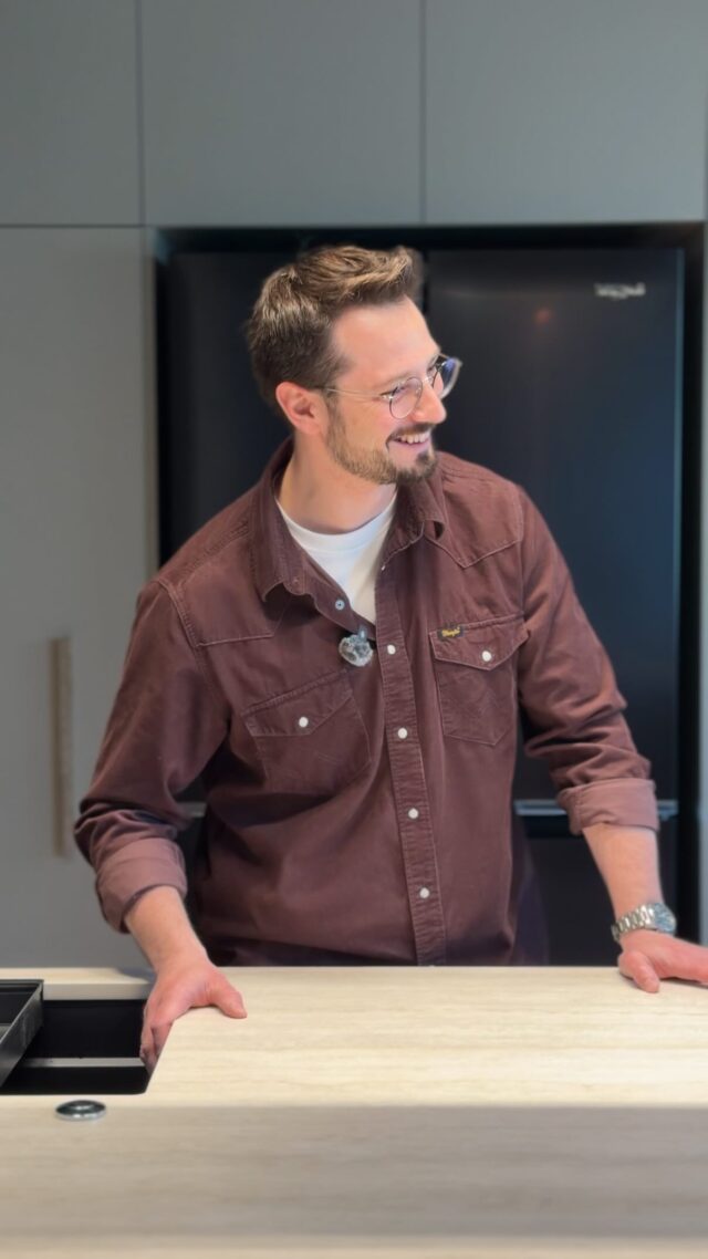 Kuchnia PREMIUM w rozsądnym budżecie? Nasz doradca klienta Maciek ma złotą zasadę! ⭐️Zaoszczędź na frontach i zainwestuj w wyposażenie. Zobacz jakie funkcjonalne rozwiązania możemy zastosować w Twojej kuchni. Zastanawiasz się nad którymś z nich, ale nie masz pewności czy sprawdzi się u Ciebie?Umówi się na konsultację. We wszystkim Ci pomożemy 🛠️☎️ +48 883 000 077
📩 hello@deer-wood.p
🔗 https://deer-wood.pl/kontakt/
__________
#deerwood #premiumfurniture #meblekuchenne #kitchendesignideas #kuchnianawymiar