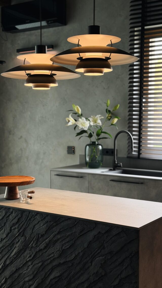 Dom o powierzchni ponad 200 m², w którym nie wszystko jest oczywiste…ale wszystko jest maksymalnie funkcjonalne! 💪🏻To przestrzeń pełna zaskakujących rozwiązań, ukrytych przejść i pomieszczeń, które, ułatwiają codzienność. Innowacyjny sprzęt, przemyślana funkcjonalność i detale dopracowane w najmniejszym szczególe sprawiają, że wykonanie zabudów w tym projekcie było niezwykłym doświadczeniem.Sprytne systemy przechowywania i rozwiązania, na które warto zwrócić szczególną uwagę to:
👉🏻 dyskretna spiżarnia tuż przy kuchni,
👉🏻 duża lodówka, zamrażarka i chłodziarka do wina umieszczone w osobnych panelach,
👉🏻 pralnia połączona z garderobą systemem do zrzucania brudnych ubrań prosto do kosza na pranie
👉🏻 półki pomocnicze pod pralką
👉🏻 wysuwany wieszak do suszenia swetrów z delikatnych materiałów
👉🏻 ruchomy regał w korytarzu, który ukrywa kotłownię
👉🏻 gniazdka łazienkowe ukryte w szufladach i szafkach
👉🏻 sauna obok domowej siłowni…Chyba wszystkich rozwiązań, jakie wykonaliśmy w tym ogromnym domu nie damy rady wymienić w jednym materiale 🤭
To jeden z tych projektów, gdzie design spotyka się z technologią, a każdy element ma swoje ukryte zadanie, dlatego będziemy wracać z kolejnymi ujęciami i detalami. Jeśli lubisz projekty, w których nic nie jest przypadkowe, zostań z nami, bo tu jest zdecydowanie więcej do odkrycia 👀
___________
#deerwood #wykonczeniedomu #inteligentnydom #meblenawymiar #patent