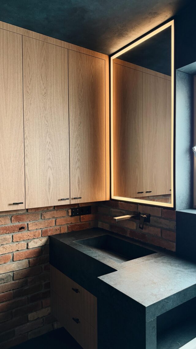 Inteligentne rozwiązania ukryte tam, gdzie najmniej się ich spodziewasz ☝🏻Zabudowy meblowe projektowane na wymiar coraz częściej skrywają w sobie coś więcej niż tylko przestrzeń do przechowywania. W szufladach i szafkach pojawiają się dyskretnie ukryte gniazdka - niewidoczne na pierwszy rzut oka, a jednocześnie niezwykle funkcjonalne. Minimalizm spotyka się tu z wygodą codziennego życia 🙌🏻
To rozwiązanie porządkuje przestrzeń, ale też podnosi jej estetykę i bezpieczeństwo. Wilgoć, która w łazience jest nieunikniona, przestaje być problemem, gdy źródła zasilania są sprytnie ukryte i odpowiednio zabezpieczone.Design, który myśli za Ciebie, funkcja, która nie rzuca się w oczy - takie projekty szczególnie lubimy w Deer Wood! 🩶Co sądzisz o takim rozwiązaniu? 💬
_________
#deerwood #patent #protip #meblenawymiar #inteligentnydom