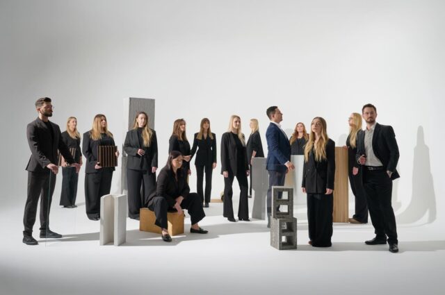 W zabudowach meblowych to detale tworzą całość. W Deer Wood to ludzie tworzą detale! 🩶Za każdym frezem, każdym dopasowaniem i każdym wykończeniem stoi czyjaś dłoń, skupienie i serce włożone w pracę. To nie są tylko meble, to godziny doświadczeń, decyzji i pasji zamknięte w formie, która zostaje z Tobą na lata.Wierzymy, że prawdziwe piękno rodzi się tam, gdzie rzemiosło spotyka emocje.
Jakość to nie przypadek, to zaangażowanie zespołu od pierwszego spotkania, po projekt do realizacji! ⚒️Doskonałość i zaangażowanie przy tworzeniu wyjątkowych mebli /Deer Wood/
___________
#deerwood #teamworkpolska #projektanci #architekci #meblenawymiar