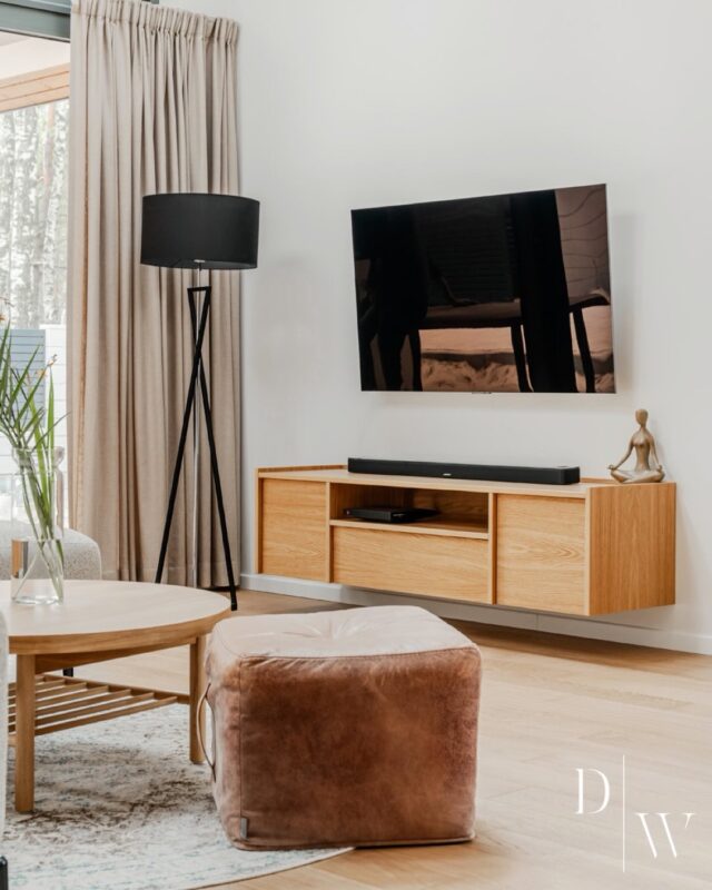 Drewno tłem codzienności 🪵
Zabudowy w całej strefie dziennej w tym domu oparto na jednym, konsekwentnie prowadzonym materiale - dębowym fornirze o ciepłym wybarwieniu. Regały oraz zabudowa RTV tworzą spójną, płynną strukturę.Widzisz się w takiej strefie relaksu? 👀
_________
#deerwood #strefadzienna #mebledrewniane #meblenawymiar #wnetrzarskieinspiracje