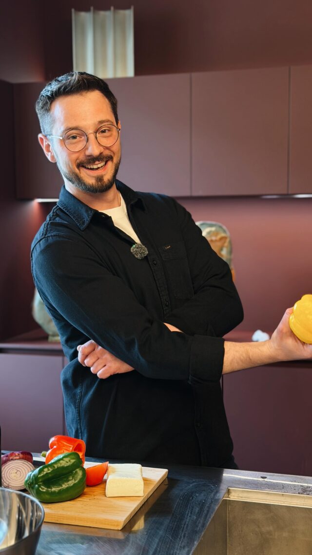 Stal nierdzewna wychodzi z kuchni…i działa na zewnątrz 🔥Wyspa lub blat ze stali to chłodny, minimalistyczny detal, ale przede praktyczny partner przy grillowaniu w ogrodzie czy na tarasie. Odporna na temperaturę, wilgoć, intensywne użytkowanie, a także promienie UV. Stal nie boi się gorących rusztów, rozlanych napojów, czy tłustych zachlapań 🩶W przestrzeni outdoorowej odnajduje się doskonale. Przygotujesz składniki tuż obok grilla, odłożysz gorące naczynia, zachowasz higienę nawet podczas intensywnego grillowania.
To rozwiązanie dla tych, którzy lubią, funkcjonalny design również na zewnątrz!Zainspirowani? Skontaktujcie się z naszym doradcą i opowiedzcie mu, jakie zabudowy Wam potrzeba w ogrodzie lub na tarasie 🍖
__________
#deerwood #blat #stalnierdzewna #wyspakuchenna #grillujemy