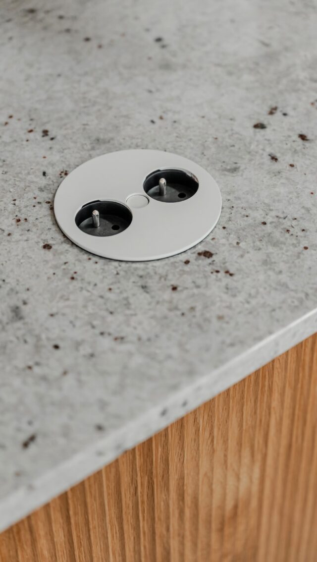 W kuchni spędzamy setki godzin w skali roku 👩🏻‍🍳👨🏻‍🍳
To dla nas powód, aby tworzyć zabudowy, które swoją funkcjonalnością ułatwiają każdy ruch, organizują przestrzeń i sprawiają, że codzienne gotowanie staje się czystą przyjemnością 🥰Dobrze zaprojektowana kuchnia to estetyka, wygoda, ergonomia i rozwiązania dopasowane do Twojego stylu życia!Tego właśnie potrzebujesz? Daj znam znać! Zrobimy co trzeba 🛠️☎️ +48 883 000 077
📩 hello@deer-wood.pl
🔗 www.deer-wood.pl/kontakt/
___________
#deerwood #meblenawymiar #kuchnianawymiar #kuchniainspiracje #kitchendesignideas